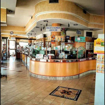Il banco curvo della ricevitoria giochi