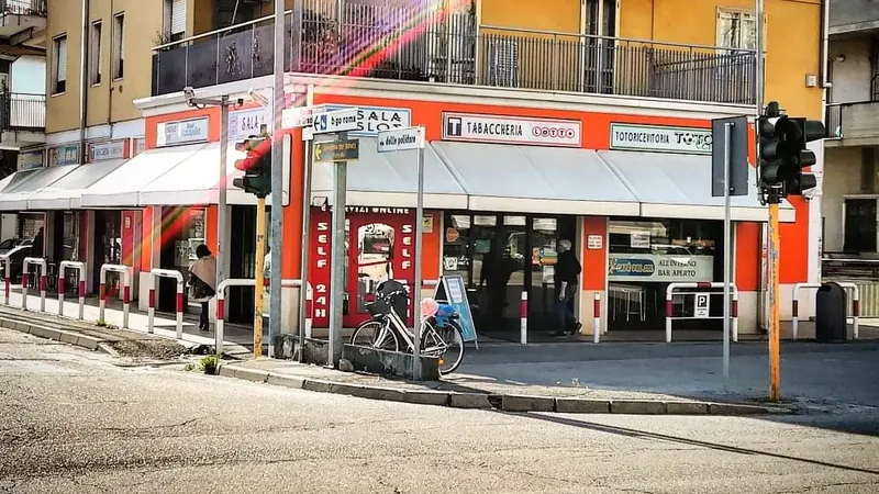 La facciata del negozio con l'insegna Tabaccheria e Totocenter