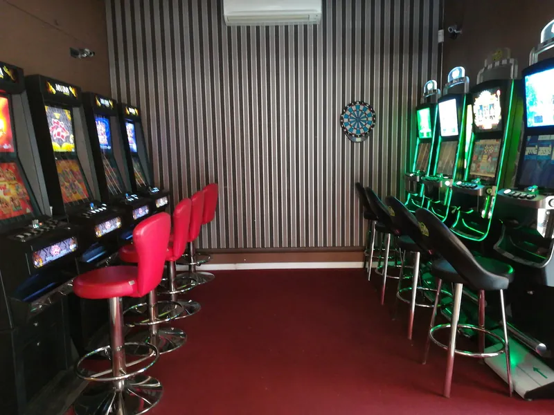 La sala slot con gli sgabelli rossi