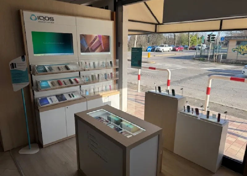 L'angolo IQOS con i banchi espositivi davanti alla vetrina